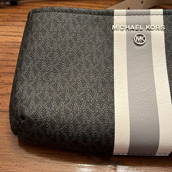 Michael Kors belt bag - Picture 3 of 15